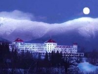 Отель «Маунт Вашингтон», расположенный в зоне катания на лыжах Бреттон Вудс в Нью Шемпшире уже многие годы известен своими призраками. Говорят, что Призрак Каролин Стикни, жены человека, построившего отель, до сих пор обитает в анфиладе башни. Призрак ост