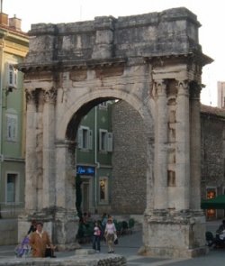    (Triumphal Arch of Sergius), 